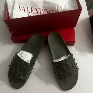 Valentino Garavani V Studd pool slides size 43